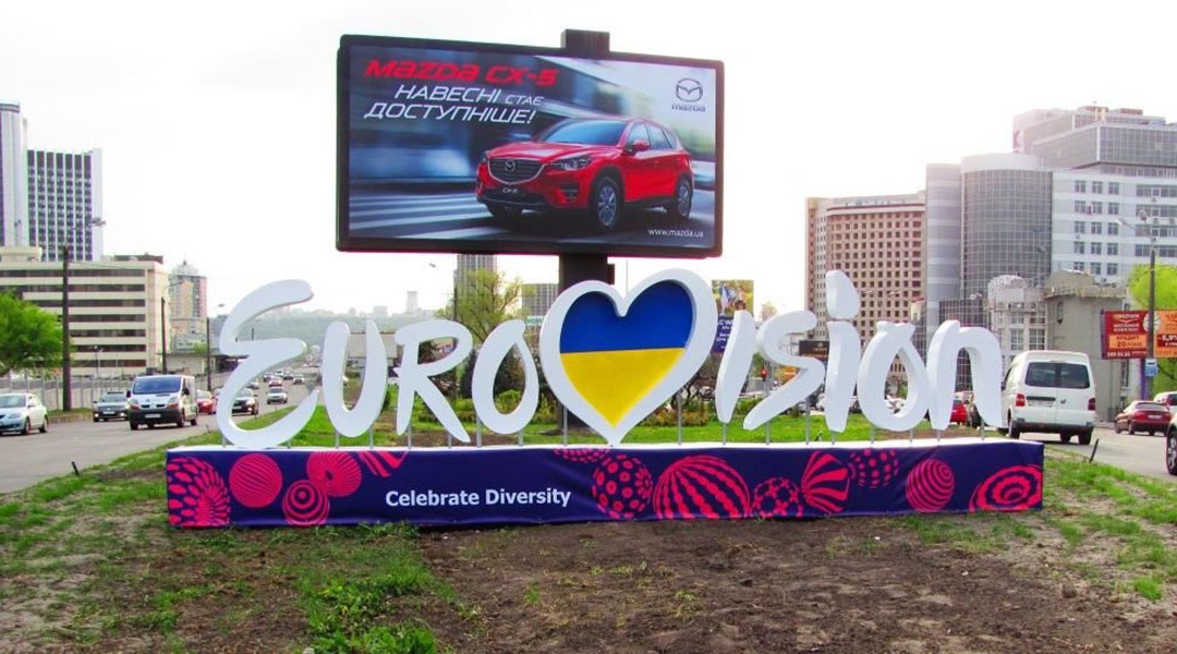 Стела на клумбі