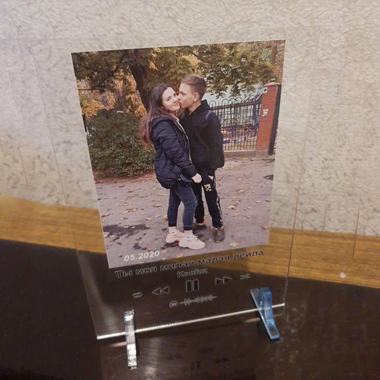 Постер з акриловими прозорими ніжками